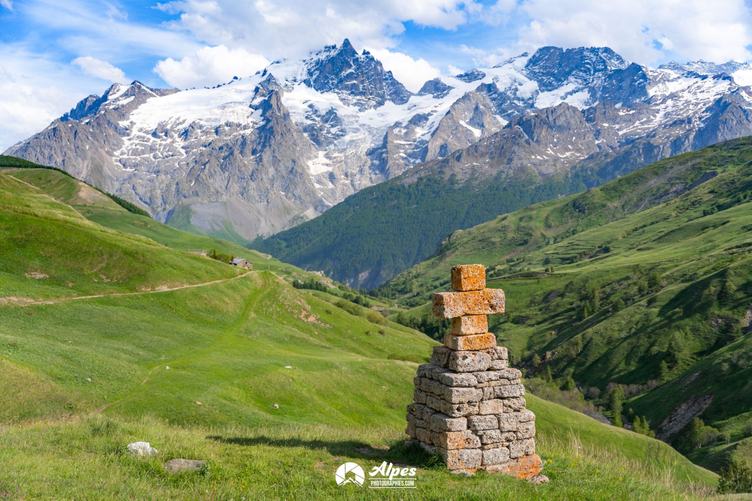 La Croix de Tuf dans le Vallon de La Buffe