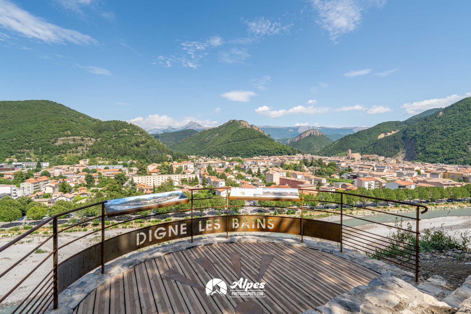 Table d'orientation et vue panoramique sur la ville de Digne-Les-Bains